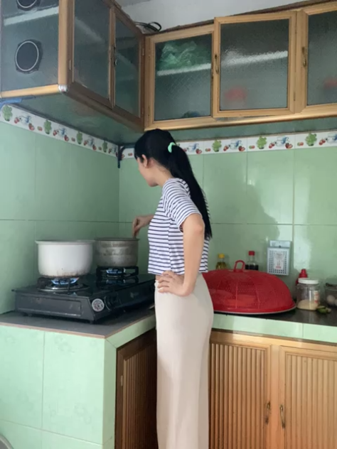 Vừa nấu ăn trong bếp vừa show vú kiếm thêm thu nhâp - sex Việt Nam