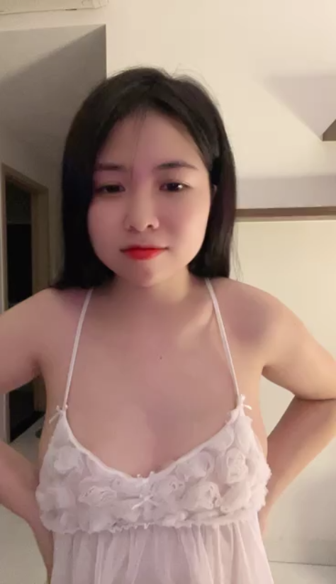 Em áo 2 dây trắng livestream tâm sự - clip sex